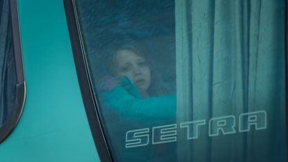 Una niña ucrania, en un autobús camino de Bucarest, el 27 de marzo de 2022.