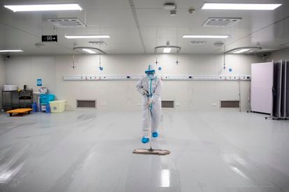 Un trabajador limpia el hospital de Leishenshan, construido en 10 días durante las peores semanas de la pandemia de covid-19 en Wuhan.