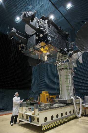 El satélite Hispasat 36W-1 durante el periodo de pruebas.