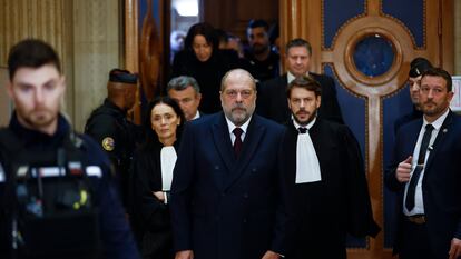 Éric Dupond-Moretti, ministro de Justicia de Francia, en el centro, abandona este miércoles el Tribunal de Justicia de la República, en París, después de ser declarado no culpable.