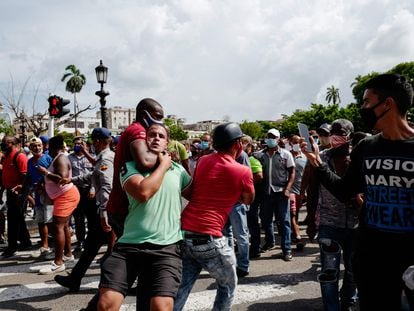 Un hombre es detenido con violencia durante una manifestación en Cuba, el pasado 11 de julio.