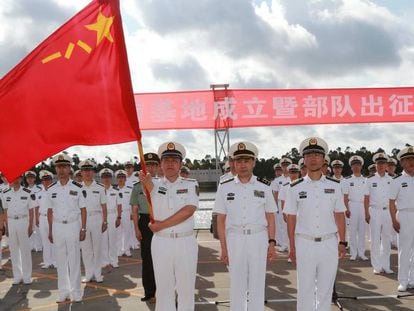 Cientos de militares chinos, en julio, en el puerto de Zhanjiang, antes de zarpar hacia Yibuti.