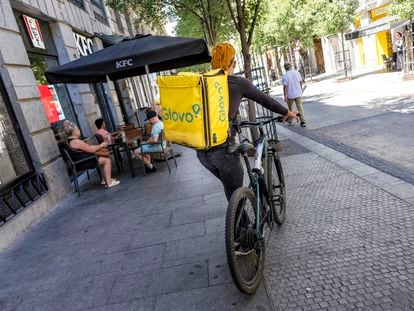 Un 'rider' de Glovo en Madrid, en agosto de 2023.