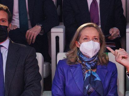El líder del PP, Pablo Casado, y Nadia Calviño, ministra de Asuntos Económicos, este miércoles en un acto en Madrid.