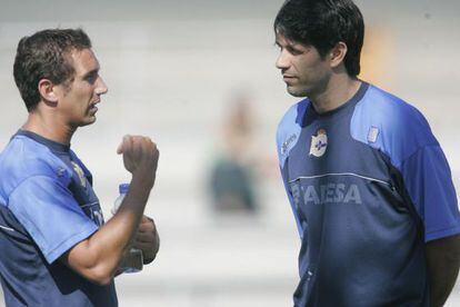 Valer&oacute;n (derecha) habla con Javier Lavandeira. Ambos firman el libro El entrenamiento del f&uacute;tbol ofensivo.