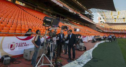 Equipos de televisión se preparan en el interior del estadio Mestalla de Valencia para el partido de este miércoles