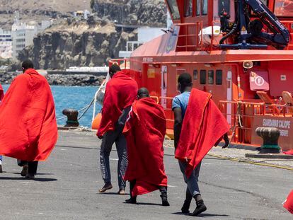Trasladado al puerto de Arguineguín de 59 personas de origen subsahariano localizadas por un mercante en ruta cuando trataban de llegar a Gran Canaria en una lancha neumática, este jueves.