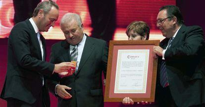 Fabra (izquierda) y Garrigós (derecha), anoche, en la entrega de los premios de la Cámara.