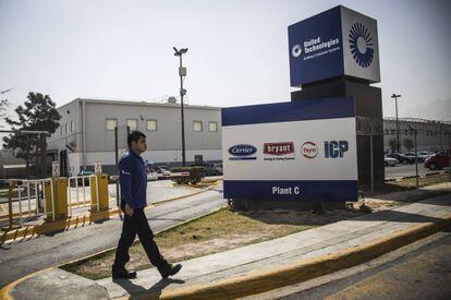 Un operario de Carrier en Monterrey, México.