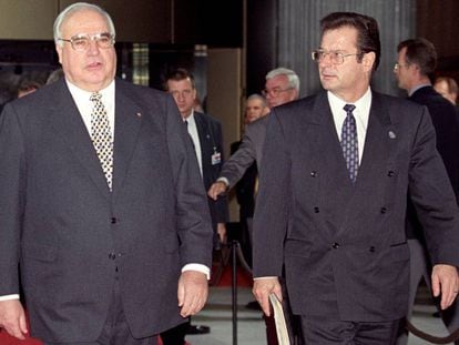 Kinel (a la derecha), junto a Kohl en una cumbre de la UE sobre empleo en Luxemburgo en 1997.