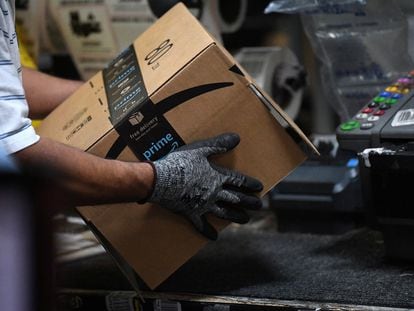 Un trabajador de Amazon prepara un pedido en un almacén de la empresa en Baltimore (Maryland, EE UU).
