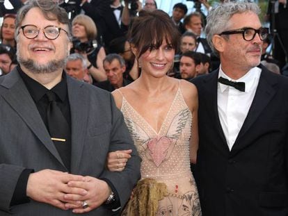 Desde la izquierda, Guillermo del Toro, Sherezade Goldsmith y Alfonso Cuar&oacute;n, el martes en Cannes.