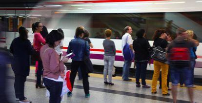 Usuarios de Cercan&iacute;as esperan en la estaci&oacute;n de Nuevos Ministerios. 