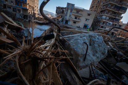 Una zona del centro de Derna, el viernes, tras la inundación.