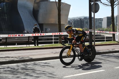 Roglic, este lunes a su paso por el museo Guggenheim durante la crono individual en el primer día de la Itzulia.