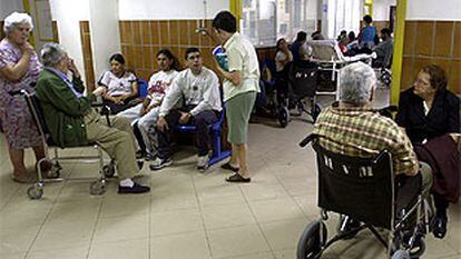 Varios pacientes esperan su turno en una de las salas del Hospital Universitario Virgen Macarena de Sevilla.