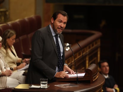 El diputado del PSOE, Óscar Puente, da la réplica al discurso de investidura de Feijóo.