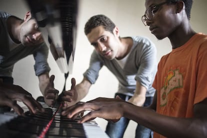 Jorge Mengotti durante una de las clases de piano a los alumnos de la escuela. La embajada de España en Angola colabora asiduamente con la escuela de música Kaposoka a través de sus programas culturales, aportando temporalmente profesores de música profesionales, que como Mengotti, completan y profundizan en la formación musical de los estudiantes de la escuela. 