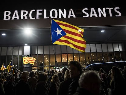 Protestas durante la noche del 8 en la estaci&oacute;n de Sants de Barcelona.