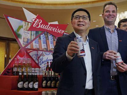 De izquierda a derecha, Frank Wang, director ejecutivo, Jan Craps, CEO, y Guilherme Castellan, responsable financiero de Budweiser Brewing Company APAC.