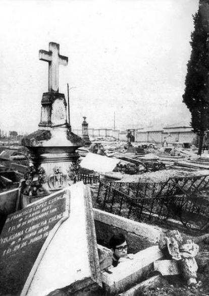 Chicho Ibáñez, galardonado este año con el Goya de Honor, dirigía la revista 'Historias para no dormir' y su programa televisivo homónimo. En la imagen, asomado a una de las tumbas del cementerio de Chamartín de la Rosa, que habían sido exhumadas en 1965. |