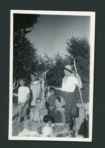 María Dolores González y varios amigos trillando en la era de Castro el Condado (1975). La exposición puede verse hasta el 17 de febrero en Cerezales del Condado.
