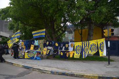 En las inmediaciones del Gigante de Arroyito también se venden camisetas.