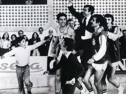 Rullán, Brabender, Cristóbal y Luyk llevan a hombros a Pedro Ferrándiz tras ganar la Liga de 1975.