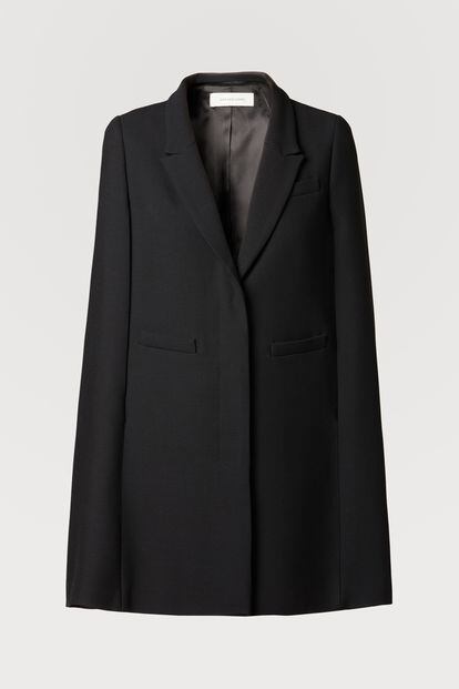Este abrigo-capa negro estilo mínimal es perfecto para dar un toque sobrio a tu conjunto. Es de Gerald Darel y cuesta 330 euros.