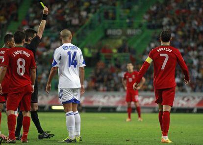 Cristiano ve la amarilla que le impidió jugar el último partido de la fase de grupos.