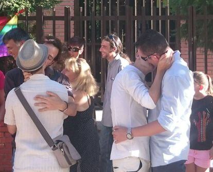 Besada delante del Obispado de Getafe.