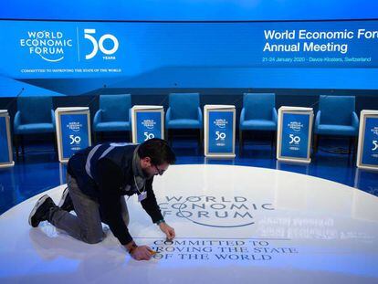 Un miembro del personal prepara la sala de conferencias del Foro Económico Mundial en Davos, este domingo.