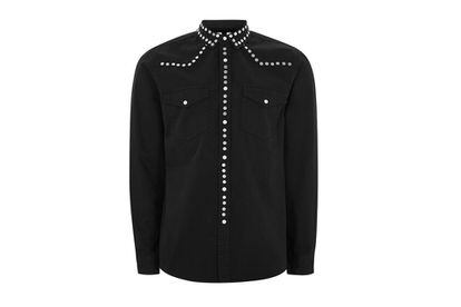 Una visión conceptual de la camisa western: hileras de tachuelas que marcan la silueta de la camisa en riguroso negro. De Topman.