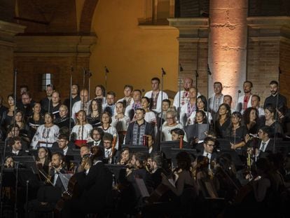 El director Bogdan Plish (en el centro, con camisa negra adornada) junto a los integrantes del coro de la Ópera Nacional de Ucrania, el 14 de julio durante su concierto en Loreto.
