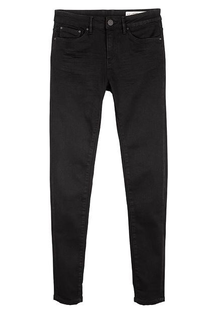 Unos sencillos jeans negros son otra de las prendas más versátiles de la colaboración entre Lidl y Heidi Klum (12,99 euros).