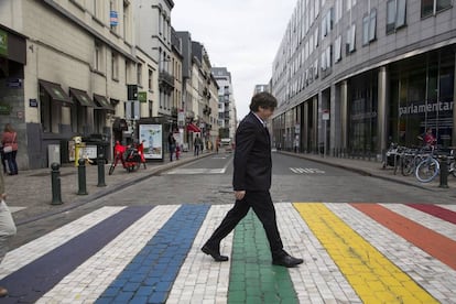 Carles Puigdemont camina cap al Parlament Europeu.