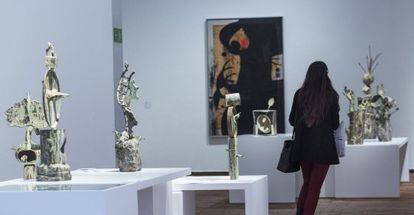Cuatro de las esculturas de bronce de Miró expuestas en su fundación de Barcelona. Al fondo, 'Personaje, pájaro', de 1973.