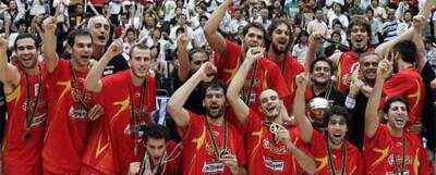 Arriba, la selección española de baloncesto celebra el título mundial. Abajo, Federer, Gasol y Pereiro, los mejores deportistas del año.