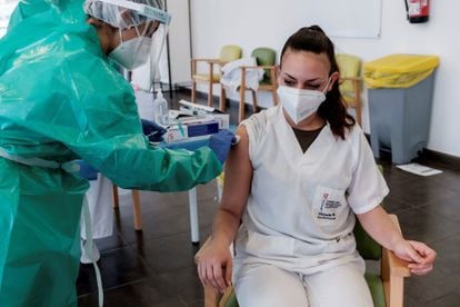 Una trabajadora recibe la segunda dosis de la vacuna contra la covid-19, en la residencia Sa Serra, de Sant Antoni de Portymany (Ibiza), este lunes.