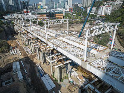 Trabajos de construcción de una de las estaciones del tren interurbano México-Toluca en Santa Fe (Ciudad de México).