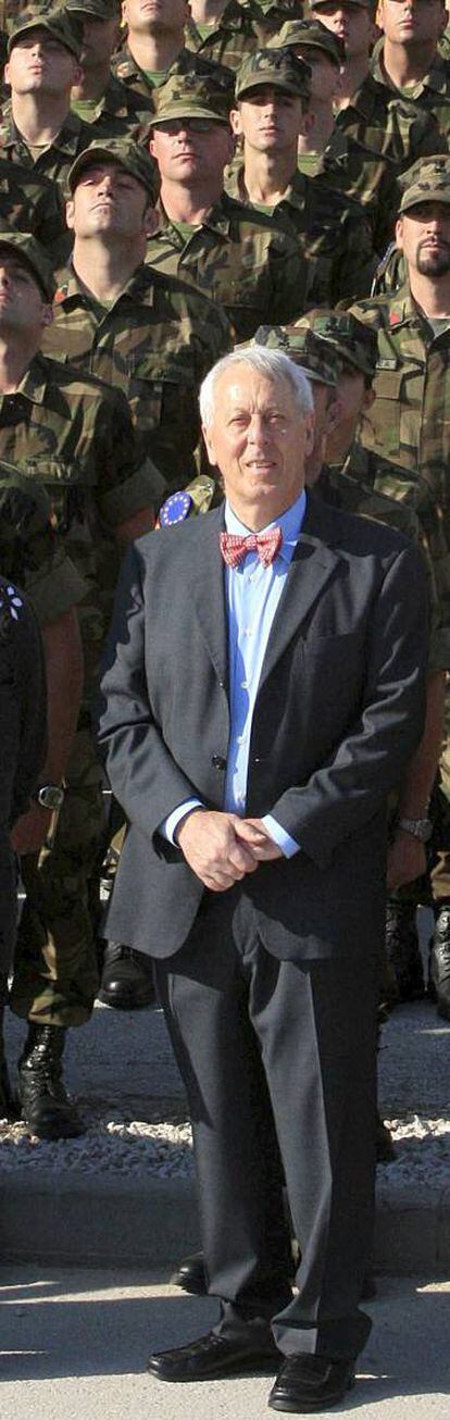 José María Castroviejo en 2008, cuando era embajador de España en Bosnia, durante una visita oficial al contingente militar español.