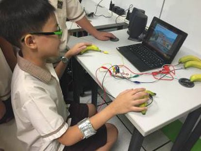 Un alumno probando Pump, el videojuego creado por su compañero en un colegio público de Singapur.