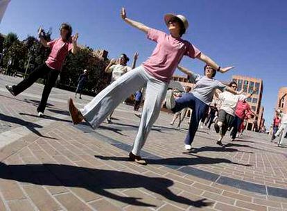 Decenas de personas practican ayer taichi en Tetuán.