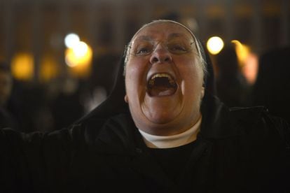 Una monja celebra la elección del nuevo papa en la plaza de San Pedro.