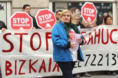 La coordinadora de Stop Desahucios en Bizkaia, Marta Uriarte, ante una pancarta, durante una concentración de protesta realizada ante la sede de Kutxabank. EFE/Archivo