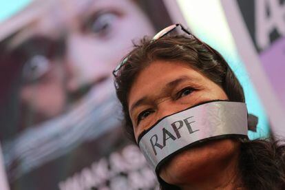 Una dona amb una mordassa amb la paraula 'violació' participa en un acte del Dia Internacional de l'Eliminació de la Violència contra la Dona a Manila (Filipines).
