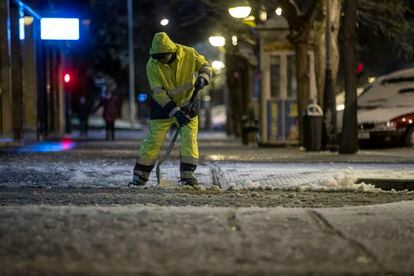 Un barrendero limpia un paso peatonal en una calle de Vitoria, ciudad en la que la nieve cae desde primeras horas de la madrugada de este miércoles, 18 de enero.
