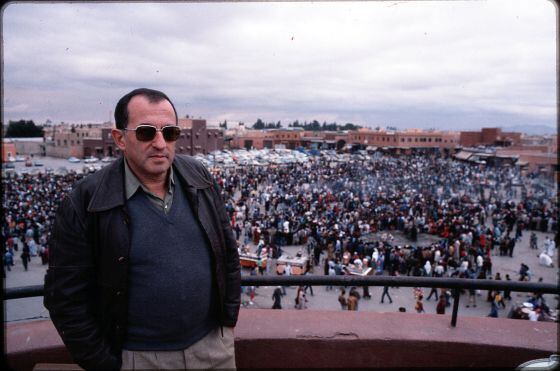 Juan Goytisolo en la terraza del Café de France, en la plaza de Xemaá-el-Fná, en Marraquech, en 1985.