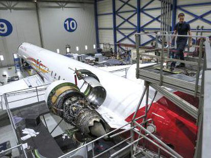 La revisión de una aeronave dura entre una y tres semanas en las que los mecánicos destripan motores y fuselaje