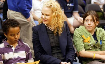 Nicole Kidman con Connor e Isabella en un partido de los Ángeles Lakers en 2004.